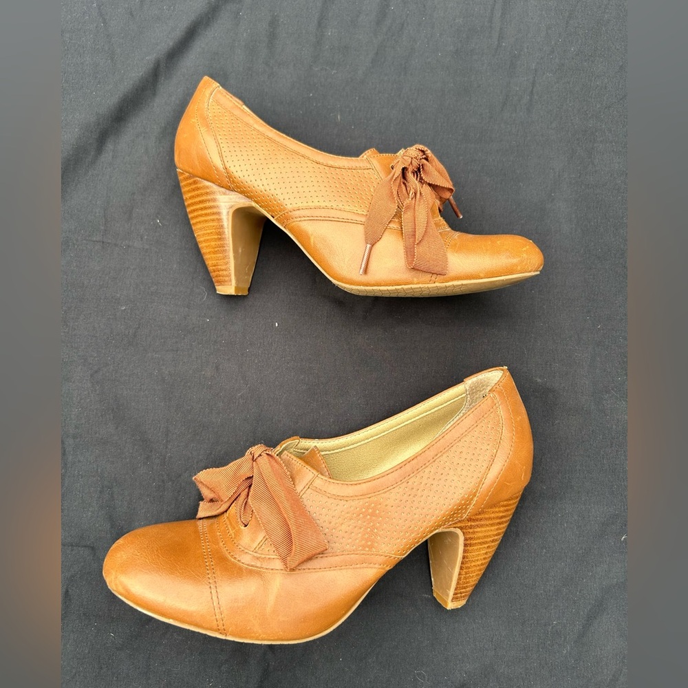 Crown Vintage leather High Heels size 8.5